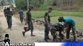 Caption: semangat Satgas TMMD Kodim 0828 Sampang melakukan pengecoran pinggiran jalan yang akan di rabat beton, (dok. regamedianews).