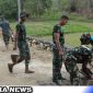 Caption: semangat Satgas TMMD Kodim 0828 Sampang melakukan pengecoran pinggiran jalan yang akan di rabat beton, (dok. regamedianews).