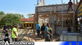 Caption: Kepala Desa Pasarenan bersama Satgas TMMD saat pengerjaan pembangunan ruang guru SDN Pasarenan 2, (dok. regamedianews).