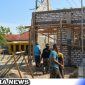 Caption: Kepala Desa Pasarenan bersama Satgas TMMD saat pengerjaan pembangunan ruang guru SDN Pasarenan 2, (dok. regamedianews).