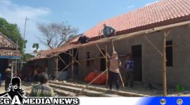 Caption: Satgas TMMD bersama warga saat melakukan pemasangan genteng rutilahu, (dok. regamedianews).