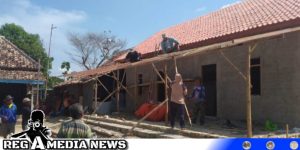 Gercep Satgas TMMD Sampang, Rehab Rutilahu Tahap Pasang Genteng