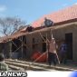 Caption: Satgas TMMD bersama warga saat melakukan pemasangan genteng rutilahu, (dok. regamedianews).