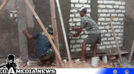 Caption: Satgas TMMD bersama warga tampak melakukan pengerjaan plaster dinding ruang guru SDN Pasarenan 2, (dok. regamedianews).