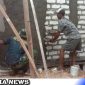 Caption: Satgas TMMD bersama warga tampak melakukan pengerjaan plaster dinding ruang guru SDN Pasarenan 2, (dok. regamedianews).