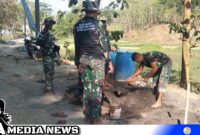 Caption: Satgas TMMD Kodim 0828 Sampang saat pengerjaan jalan rabat beton, (dok. regamedianews).