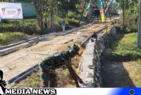 Caption: Satgas TMMD Kodim 0828 Sampang tampak meneruskan pengerjaan plengsengan di lokasi betonisasi, (dok. regamedianews).