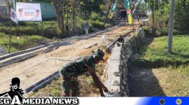 Caption: Satgas TMMD Kodim 0828 Sampang tampak meneruskan pengerjaan plengsengan di lokasi betonisasi, (dok. regamedianews).