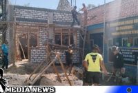 Caption: semangat Satgas TMMD Kodim 0828 Sampang saat membangun ruang guru SDN Pasarenan 2, (dok. regamedianews).