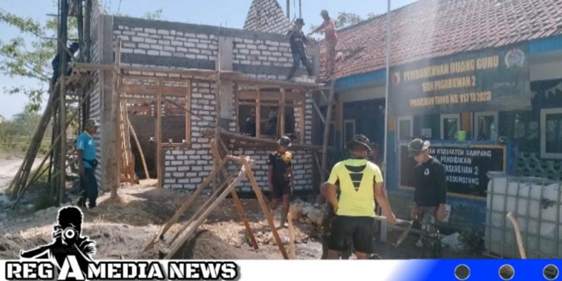Caption: semangat Satgas TMMD Kodim 0828 Sampang saat membangun ruang guru SDN Pasarenan 2, (dok. regamedianews).