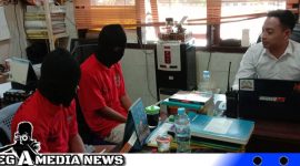 Caption: Dua tersangka curanmor TKP Alun-Alun Trunojoyo, saat diinterogasi penyidik Satreskrim Polres Sampang, (dok. regamedianews).