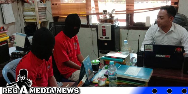 Caption: Dua tersangka curanmor TKP Alun-Alun Trunojoyo, saat diinterogasi penyidik Satreskrim Polres Sampang, (dok. regamedianews).