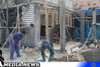 Caption: terlihat guru SDN Pasarenan 2 bantu Satgas TMMD Kodim 0828 Sampang saat melaksanakan pembangunan ruang guru, (dok. regamedianews).