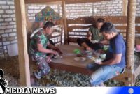 Caption: momen kebersamaan Satgas TMMD Kodim 0828 Sampang saat makan bersama di lokasi rutilahu warga Pasarenan, (dok. regamedianews).