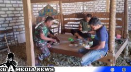 Caption: momen kebersamaan Satgas TMMD Kodim 0828 Sampang saat makan bersama di lokasi rutilahu warga Pasarenan, (dok. regamedianews).