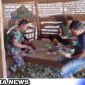 Caption: momen kebersamaan Satgas TMMD Kodim 0828 Sampang saat makan bersama di lokasi rutilahu warga Pasarenan, (dok. regamedianews).