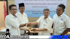 Caption: Ketua SMSI Jawa Timur menyerahkan SK kepada pengurus SMSI kota Surabaya, Kabupaten Gresik dan Kabupaten Jember (dok.regamedianews)