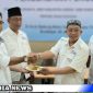 Caption: Ketua SMSI Jawa Timur menyerahkan SK kepada pengurus SMSI kota Surabaya, Kabupaten Gresik dan Kabupaten Jember (dok.regamedianews)