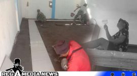 Caption: tampak personel Satgas TMMD Kodim 0828 Sampang membantu tukang menuntaskan pengerjaan finishing ruang guru baru SDN Pasarenan 2, (dok. regamedianews). 