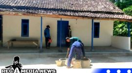 Caption: semangat gotong royong warga dan Satgas TMMD Kodim 0828 Sampang selesaikan finishing renovasi rutilahu, (dok. regamedianews). 