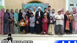 Caption: ibu-ibu asrama Kodim 0828 Sampang pose bersama sejumlah anak yatim, (dok. regamedianews). 