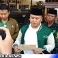 Caption: Nurul Huda perwakilan Banom PPP Kabupaten Sampang saat diwawancara awak media di Mapolres Sampang, (dok. regamedianews).