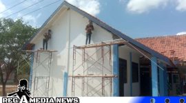Caption: warga gotong royong melakukan pemelamiran bagian atap ruang guru SDN Pasarenan 2 sasaran program TMMD Sampang, (dok. regamedianews). 