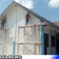 Caption: warga gotong royong melakukan pemelamiran bagian atap ruang guru SDN Pasarenan 2 sasaran program TMMD Sampang, (dok. regamedianews). 