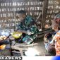 Caption: prajurit Satgas TMMD Kodim 0828 Sampang tampak membantu warga memasak didapur warga Desa Pasarenan, (dok. regamedianews). 