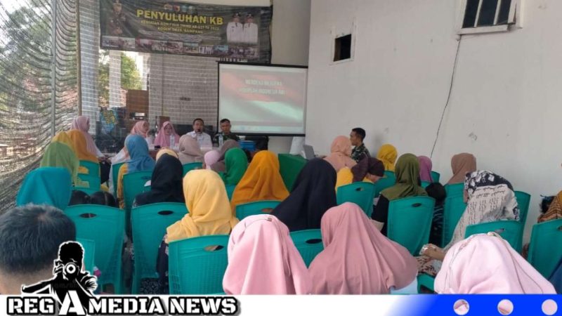 Caption: Tim Dinkes dan Satgas TMMD Sampang saat sosialisasi program KB, (dok. regamedianews). 
