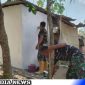 Caption: personel Satgas TMMD Kodim 0828 Sampang menuntaskan pengerjaan pembangunan MCK, (dok. regamedianews). 