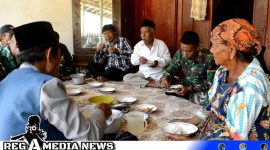 Caption: personel Satgas TMMD Kodim 0828 Sampang saat makan bersama warga Desa Pasarenan, (dok. regamedianews). 
