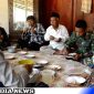 Caption: personel Satgas TMMD Kodim 0828 Sampang saat makan bersama warga Desa Pasarenan, (dok. regamedianews). 