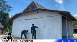 Caption: personel Satgas TMMD Kodim 0828 Sampang lakukan pengerjaan pengecatan dinding luar rutilahu, (dok. regamedianews). 