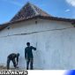 Caption: personel Satgas TMMD Kodim 0828 Sampang lakukan pengerjaan pengecatan dinding luar rutilahu, (dok. regamedianews). 