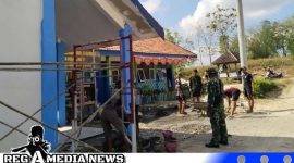Caption: Satgas TMMD 0828 Sampang bersama warga gotong royong membersihkan ruang guru SDN Pasarenan 2, (dok. regamedianews). 