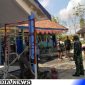 Caption: Satgas TMMD 0828 Sampang bersama warga gotong royong membersihkan ruang guru SDN Pasarenan 2, (dok. regamedianews). 