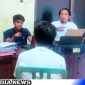 Caption: tersangka penggelapan mobil inisial ZA saat diinterogasi penyidik Satreskrim Polres Sampang, (dok. regamedianews). 