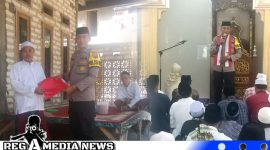 Caption: Aipda Liwail Amri, Polisi RW Polres Sampang saat menjadi bilal sholat jumat dan membagikan bendera merah putih, (dok. regamedianews). 