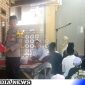 Caption: Aipda Liwail Amri, Polisi RW Polres Sampang saat menjadi bilal sholat jumat dan membagikan bendera merah putih, (dok. regamedianews). 