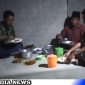 Caption: nuasa kekeluargaan Satgas TMMD Kodim 0828 Sampang dengan warga terlihat saat makan malam bersama, (dok. regamedianews). 