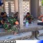 Caption: keakraban Satgas TMMD Kodim 0828 Sampang dengan warga saat makan siang bersama, disela pengerjaan renovasi rutilahu, (dok. regamedianews). 