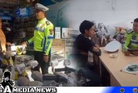 Caption: anggota Satlantas Polres Sampang saat sosialisasi dan memberikan imbauan ke toko-toko penjual sepeda listrik, (dok. regamedianews). 