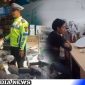 Caption: anggota Satlantas Polres Sampang saat sosialisasi dan memberikan imbauan ke toko-toko penjual sepeda listrik, (dok. regamedianews). 