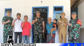 Caption: Danrem 084 Bhaskara Jaya, didampingi Dandim Sampang, Camat Kedungdung, Kades Pasarenan saat meninjau hasil renovasi rutilahu program TMMD ke-117, (dok. regamedianews). 