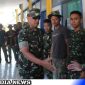 Caption: Danrem 084 Bhaskara Jaya Brigjen TNI Terry Tresna Purnama saat berjabat tangan dengan personel Satgas TMMD Sampang, (dok. regamedianews). 