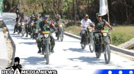 Caption: menggunakan motor trail, Danrem 084 Bhaskara Jaya meninjau pembangunan rabat beton sasaran TMMD Sampang, (dok. regamedianews). 