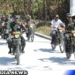 Caption: menggunakan motor trail, Danrem 084 Bhaskara Jaya meninjau pembangunan rabat beton sasaran TMMD Sampang, (dok. regamedianews). 