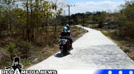 Caption: tampak hasil pembangunan jalan rabat beton program TMMD di Desa Pasarenan mulai bisa dilewati pengendara, (dok. regamedianews). 