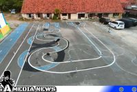 Caption: Satlantas Polres Sampang mulai terapkan lintasan baru ujian praktik SIM C, (dok. regamedianews). 